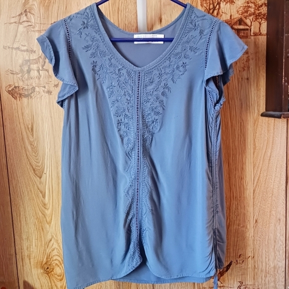 Time and Tru Embroidered Flutter Sleeve Blouse Size Medium - Picture 2 of 7